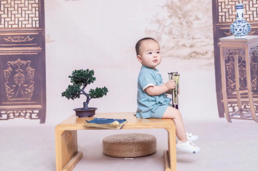 阿坝宝宝边吃奶边挣扎烦躁